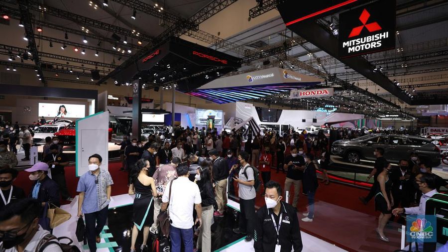 Pengunjung memadati ruang pamer kendaraan pada pameran otomotif Gaikindo Indonesia International Auto Show (GIIAS) 2022 di Indonesia Convention Exhibition (ICE) BSD, Serpong, Tangerang, Banten, Kamis (11/8/2022). GIIAS 2022 yang berlangsung 11 - 21 Agustus 2022 diikuti 25 merek kendaraan penumpang dan komersil anggota GAIKINDO serta menghadirkan produk mobil dan sepeda motor terbaru. (CNBC Indonesia/ Tri Susilo)