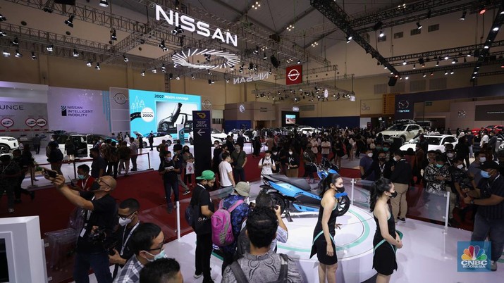 Pameran mobil GIIAS 2022 Pengunjung memadati ruang pamer kendaraan pada pameran otomotif Gaikindo Indonesia International Auto Show (GIIAS) 2022 di Indonesia Convention Exhibition (ICE) BSD, Serpong, Tangerang, Banten, Kamis (11/8/2022). GIIAS 2022 yang berlangsung 11 - 21 Agustus 2022 diikuti 25 merek kendaraan penumpang dan komersil anggota GAIKINDO serta menghadirkan produk mobil dan sepeda motor terbaru. (CNBC Indonesia/ Tri Susilo)