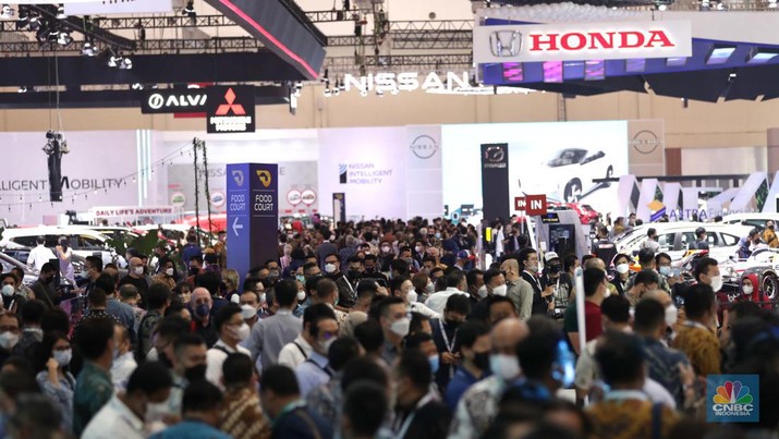 Pameran mobil GIIAS 2022 Pengunjung memadati ruang pamer kendaraan pada pameran otomotif Gaikindo Indonesia International Auto Show (GIIAS) 2022 di Indonesia Convention Exhibition (ICE) BSD, Serpong, Tangerang, Banten, Kamis (11/8/2022). GIIAS 2022 yang berlangsung 11 - 21 Agustus 2022 diikuti 25 merek kendaraan penumpang dan komersil anggota GAIKINDO serta menghadirkan produk mobil dan sepeda motor terbaru. (CNBC Indonesia/ Tri Susilo)
