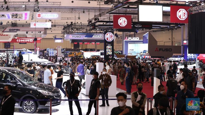 Pengunjung memadati ruang pamer kendaraan pada pameran otomotif Gaikindo Indonesia International Auto Show (GIIAS) 2022 di Indonesia Convention Exhibition (ICE) BSD, Serpong, Tangerang, Banten, Kamis (11/8/2022). GIIAS 2022 yang berlangsung 11 - 21 Agustus 2022 diikuti 25 merek kendaraan penumpang dan komersil anggota GAIKINDO serta menghadirkan produk mobil dan sepeda motor terbaru. (CNBC Indonesia/ Tri Susilo)