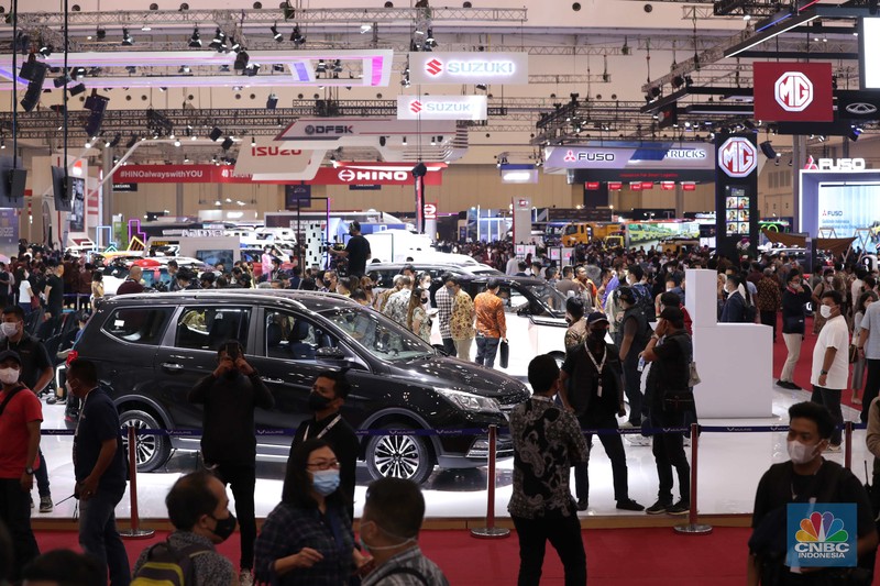 Pengunjung memadati ruang pamer kendaraan pada pameran otomotif Gaikindo Indonesia International Auto Show (GIIAS) 2022 di Indonesia Convention Exhibition (ICE) BSD, Serpong, Tangerang, Banten, Kamis (11/8/2022). GIIAS 2022 yang berlangsung 11 - 21 Agustus 2022 diikuti 25 merek kendaraan penumpang dan komersil anggota GAIKINDO serta menghadirkan produk mobil dan sepeda motor terbaru. (CNBC Indonesia/ Tri Susilo)