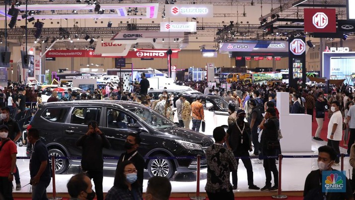 Pameran mobil GIIAS 2022 Pengunjung memadati ruang pamer kendaraan pada pameran otomotif Gaikindo Indonesia International Auto Show (GIIAS) 2022 di Indonesia Convention Exhibition (ICE) BSD, Serpong, Tangerang, Banten, Kamis (11/8/2022). GIIAS 2022 yang berlangsung 11 - 21 Agustus 2022 diikuti 25 merek kendaraan penumpang dan komersil anggota GAIKINDO serta menghadirkan produk mobil dan sepeda motor terbaru. (CNBC Indonesia/ Tri Susilo)