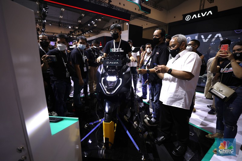 Pameran mobil GIIAS 2022 Pengunjung memadati ruang pamer kendaraan pada pameran otomotif Gaikindo Indonesia International Auto Show (GIIAS) 2022 di Indonesia Convention Exhibition (ICE) BSD, Serpong, Tangerang, Banten, Kamis (11/8/2022). GIIAS 2022 yang berlangsung 11 - 21 Agustus 2022 diikuti 25 merek kendaraan penumpang dan komersil anggota GAIKINDO serta menghadirkan produk mobil dan sepeda motor terbaru. (CNBC Indonesia/ Tri Susilo)