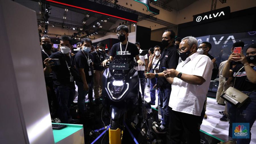Pengunjung memadati ruang pamer kendaraan pada pameran otomotif Gaikindo Indonesia International Auto Show (GIIAS) 2022 di Indonesia Convention Exhibition (ICE) BSD, Serpong, Tangerang, Banten, Kamis (11/8/2022). GIIAS 2022 yang berlangsung 11 - 21 Agustus 2022 diikuti 25 merek kendaraan penumpang dan komersil anggota GAIKINDO serta menghadirkan produk mobil dan sepeda motor terbaru. (CNBC Indonesia/ Tri Susilo)