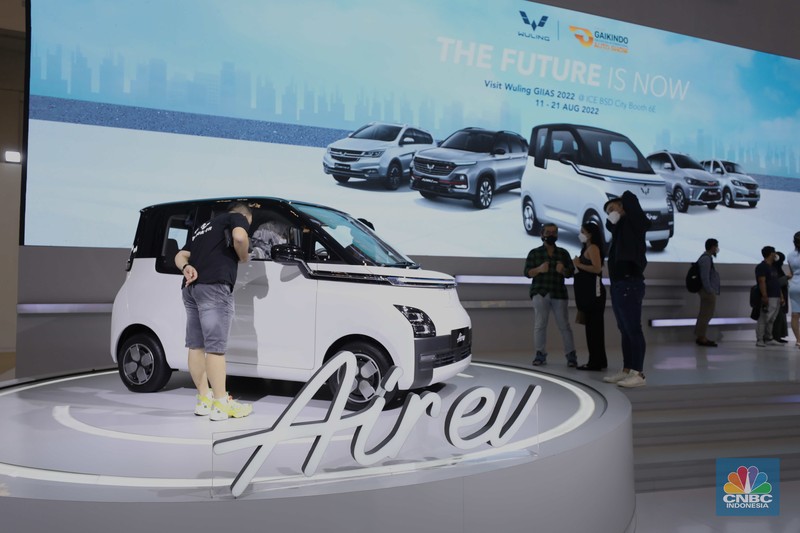 Pengunjung memadati ruang pamer kendaraan pada pameran otomotif Gaikindo Indonesia International Auto Show (GIIAS) 2022 di Indonesia Convention Exhibition (ICE) BSD, Serpong, Tangerang, Banten, Kamis (11/8/2022). GIIAS 2022 yang berlangsung 11 - 21 Agustus 2022 diikuti 25 merek kendaraan penumpang dan komersil anggota GAIKINDO serta menghadirkan produk mobil dan sepeda motor terbaru. (CNBC Indonesia/ Tri Susilo)
