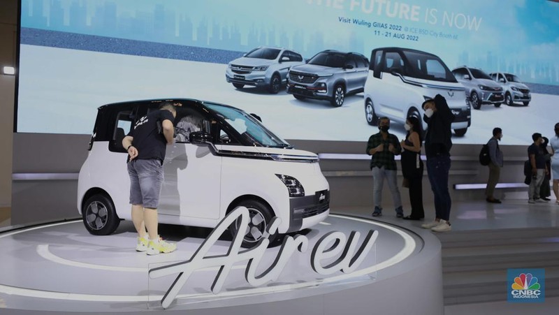 Pengunjung memadati ruang pamer kendaraan pada pameran otomotif Gaikindo Indonesia International Auto Show (GIIAS) 2022 di Indonesia Convention Exhibition (ICE) BSD, Serpong, Tangerang, Banten, Kamis (11/8/2022). GIIAS 2022 yang berlangsung 11 - 21 Agustus 2022 diikuti 25 merek kendaraan penumpang dan komersil anggota GAIKINDO serta menghadirkan produk mobil dan sepeda motor terbaru. (CNBC Indonesia/ Tri Susilo)