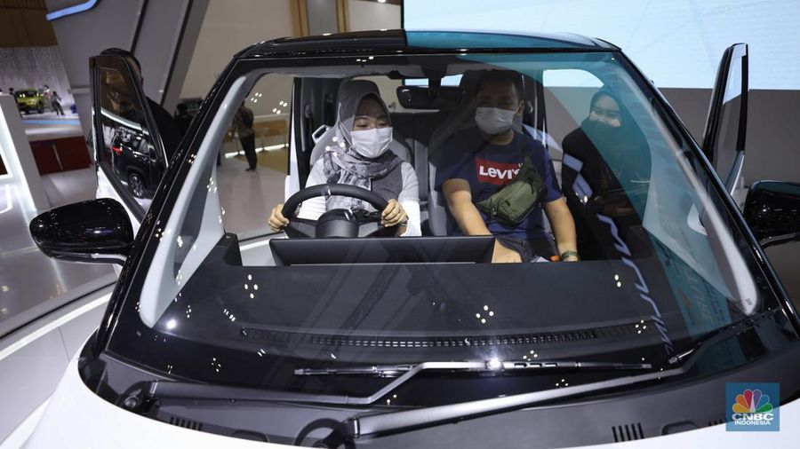 Pengunjung memadati ruang pamer kendaraan pada pameran otomotif Gaikindo Indonesia International Auto Show (GIIAS) 2022 di Indonesia Convention Exhibition (ICE) BSD, Serpong, Tangerang, Banten, Kamis (11/8/2022). GIIAS 2022 yang berlangsung 11 - 21 Agustus 2022 diikuti 25 merek kendaraan penumpang dan komersil anggota GAIKINDO serta menghadirkan produk mobil dan sepeda motor terbaru. (CNBC Indonesia/ Tri Susilo)