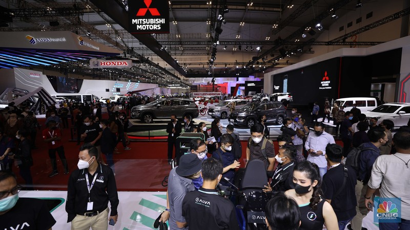 Pameran mobil GIIAS 2022 Pengunjung memadati ruang pamer kendaraan pada pameran otomotif Gaikindo Indonesia International Auto Show (GIIAS) 2022 di Indonesia Convention Exhibition (ICE) BSD, Serpong, Tangerang, Banten, Kamis (11/8/2022). GIIAS 2022 yang berlangsung 11 - 21 Agustus 2022 diikuti 25 merek kendaraan penumpang dan komersil anggota GAIKINDO serta menghadirkan produk mobil dan sepeda motor terbaru. (CNBC Indonesia/ Tri Susilo)