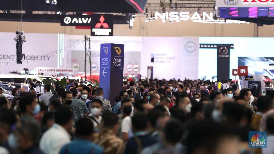 Pengunjung memadati ruang pamer kendaraan pada pameran otomotif Gaikindo Indonesia International Auto Show (GIIAS) 2022 di Indonesia Convention Exhibition (ICE) BSD, Serpong, Tangerang, Banten, Kamis (11/8/2022). GIIAS 2022 yang berlangsung 11 - 21 Agustus 2022 diikuti 25 merek kendaraan penumpang dan komersil anggota GAIKINDO serta menghadirkan produk mobil dan sepeda motor terbaru. (CNBC Indonesia/ Tri Susilo)