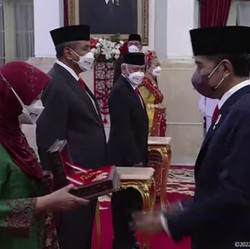 Jokowi Anugerahkan Tanda Kehormatan ke 127 Orang, Siapa Saja?