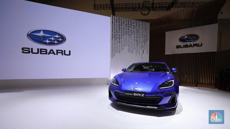 Subaru XV (kiri) dan Subaru BRZ (kanan) dalam ajang Pameran Gaikindo Indonesia International Auto Show (GIIAS) 2022 di Indonesia Convention Exhibition (ICE)- BSD, Tangerang, Banten, Kamis (11/8/2022).  (CNBC Indonesia/ Tri Susilo)