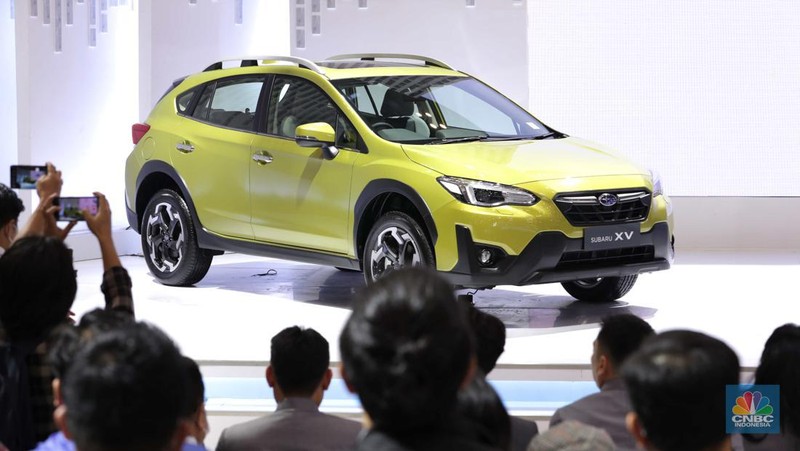 Subaru XV (kiri) dan Subaru BRZ (kanan) dalam ajang Pameran Gaikindo Indonesia International Auto Show (GIIAS) 2022 di Indonesia Convention Exhibition (ICE)- BSD, Tangerang, Banten, Kamis (11/8/2022).  (CNBC Indonesia/ Tri Susilo)