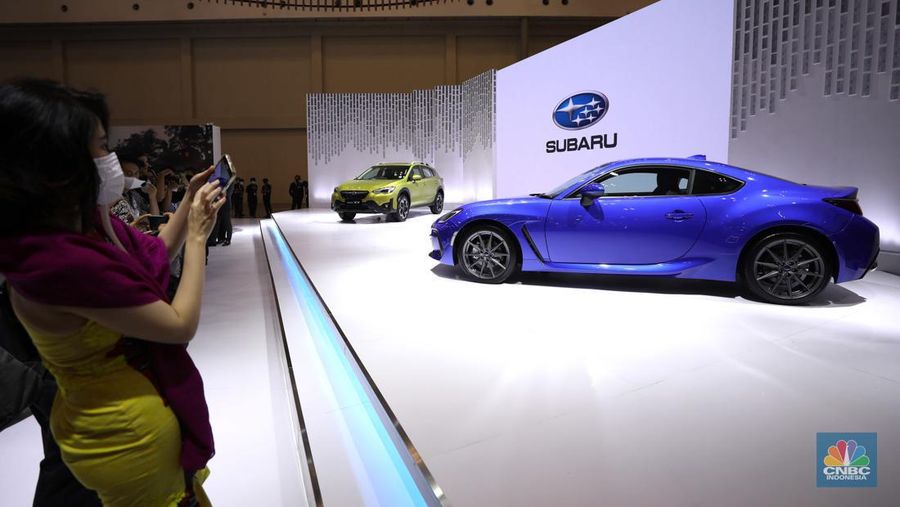 Subaru XV (kiri) dan Subaru BRZ (kanan) dalam ajang Pameran Gaikindo Indonesia International Auto Show (GIIAS) 2022 di Indonesia Convention Exhibition (ICE)- BSD, Tangerang, Banten, Kamis (11/8/2022).  (CNBC Indonesia/ Tri Susilo)
