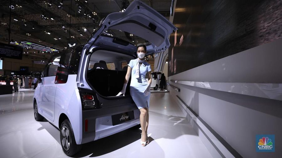 Wuling Air ev Motors di gelaran GAIKINDO Indonesia International Auto Show (GIIAS) 2022 di Tangerang, Banten, Kamis (11/8/2022). (CNBC Indonesia/ Tri Susilo)