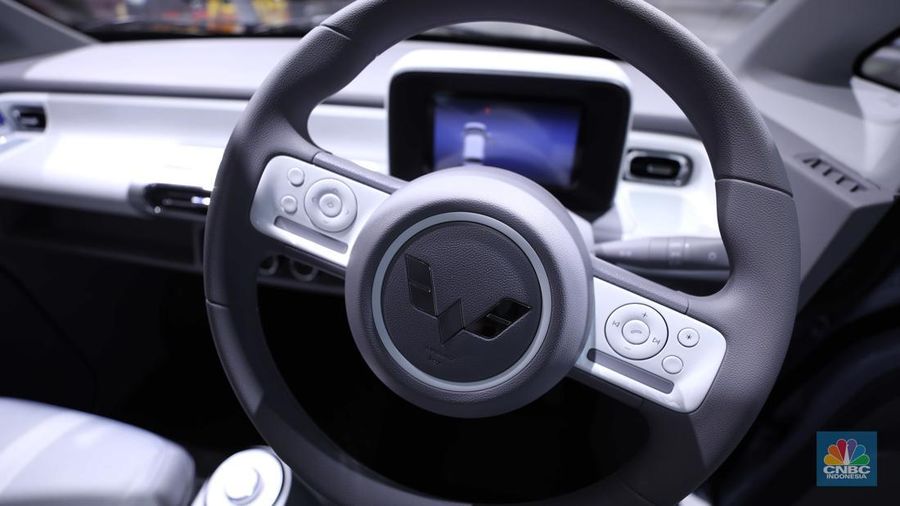 Wuling Air ev Motors di gelaran GAIKINDO Indonesia International Auto Show (GIIAS) 2022 di Tangerang, Banten, Kamis (11/8/2022). (CNBC Indonesia/ Tri Susilo)