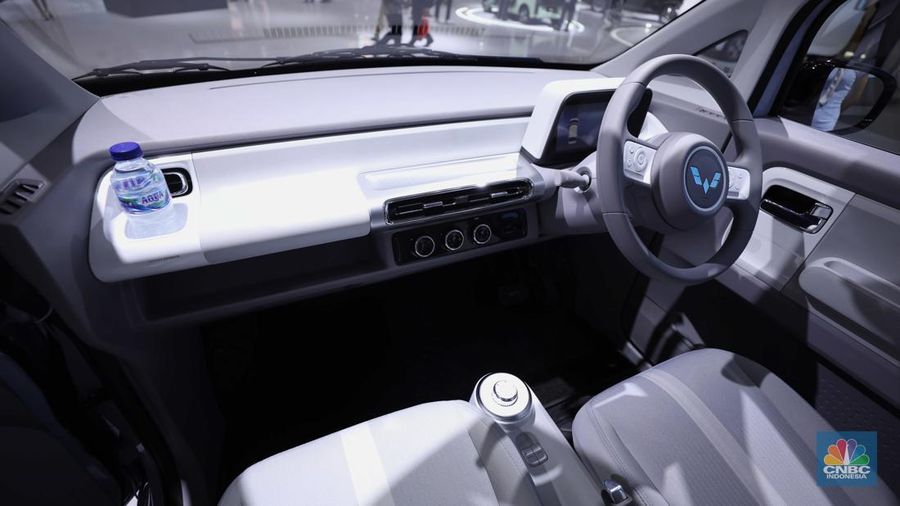 Wuling Air ev Motors di gelaran GAIKINDO Indonesia International Auto Show (GIIAS) 2022 di Tangerang, Banten, Kamis (11/8/2022). (CNBC Indonesia/ Tri Susilo)