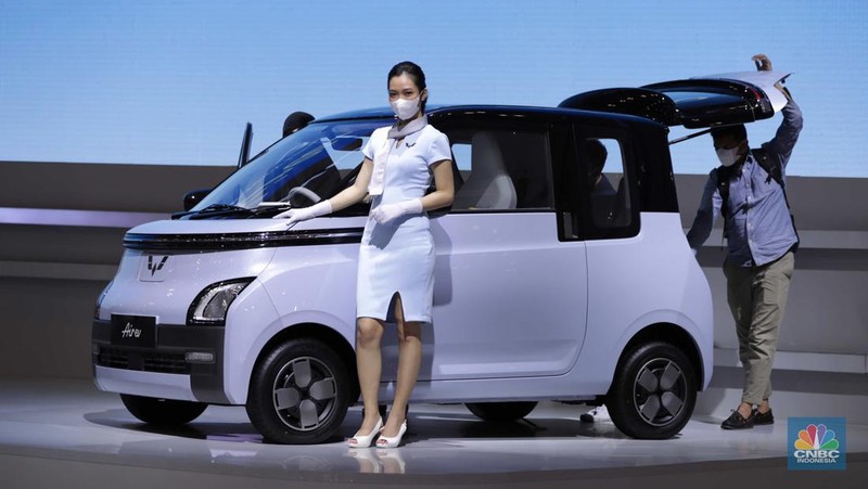 Wuling Air ev Motors di gelaran GAIKINDO Indonesia International Auto Show (GIIAS) 2022 di Tangerang, Banten, Kamis (11/8/2022). (CNBC Indonesia/ Tri Susilo)