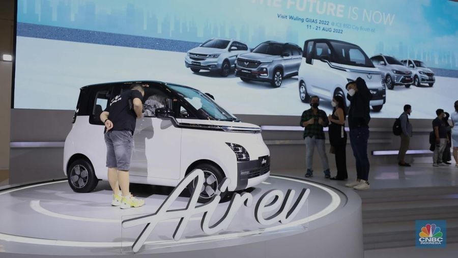 Wuling Air ev Motors di gelaran GAIKINDO Indonesia International Auto Show (GIIAS) 2022 di Tangerang, Banten, Kamis (11/8/2022). (CNBC Indonesia/ Tri Susilo)