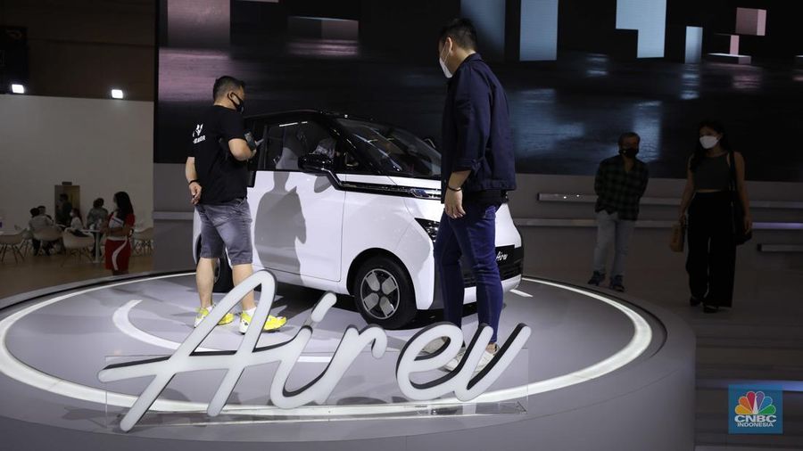 Wuling Air ev Motors di gelaran GAIKINDO Indonesia International Auto Show (GIIAS) 2022 di Tangerang, Banten, Kamis (11/8/2022). (CNBC Indonesia/ Tri Susilo)
