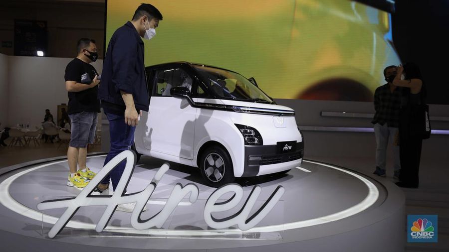 Wuling Air ev Motors di gelaran GAIKINDO Indonesia International Auto Show (GIIAS) 2022 di Tangerang, Banten, Kamis (11/8/2022). (CNBC Indonesia/ Tri Susilo)