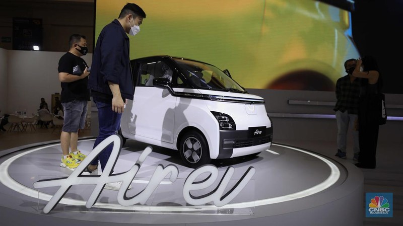 Wuling Air ev Motors di gelaran GAIKINDO Indonesia International Auto Show (GIIAS) 2022 di Tangerang, Banten, Kamis (11/8/2022). (CNBC Indonesia/ Tri Susilo)