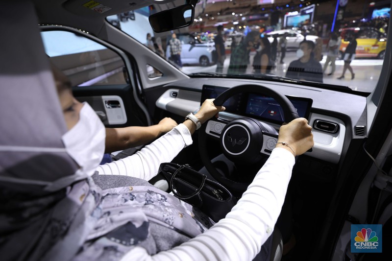 Wuling Air ev Motors di gelaran GAIKINDO Indonesia International Auto Show (GIIAS) 2022 di Tangerang, Banten, Kamis (11/8/2022). (CNBC Indonesia/ Tri Susilo)