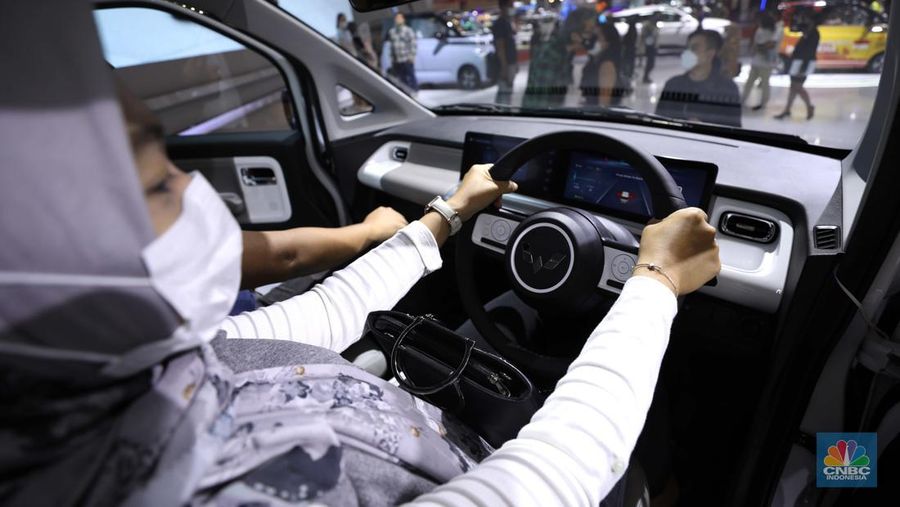 Wuling Air ev Motors di gelaran GAIKINDO Indonesia International Auto Show (GIIAS) 2022 di Tangerang, Banten, Kamis (11/8/2022). (CNBC Indonesia/ Tri Susilo)
