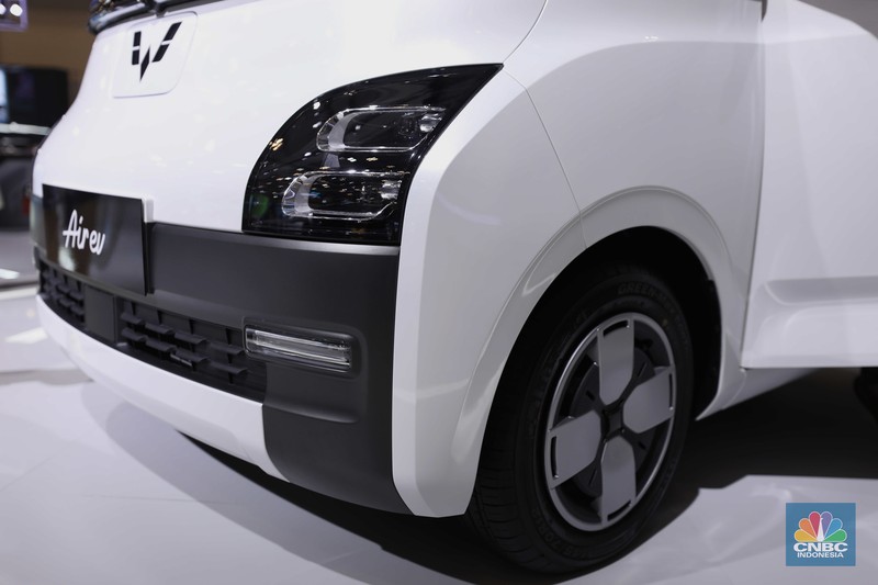 Wuling Air ev Motors di gelaran GAIKINDO Indonesia International Auto Show (GIIAS) 2022 di Tangerang, Banten, Kamis (11/8/2022). (CNBC Indonesia/ Tri Susilo)