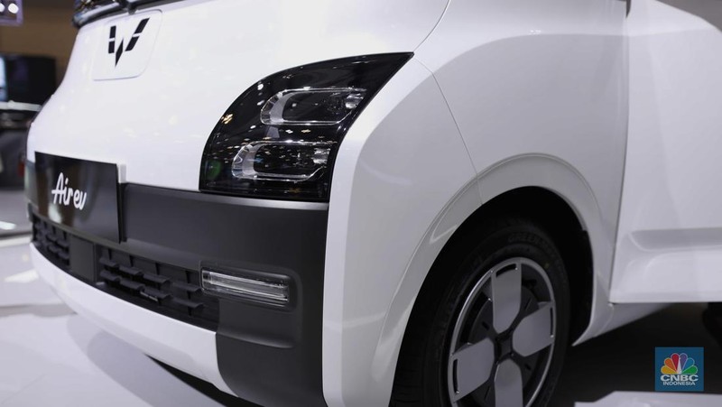 Wuling Air ev Motors di gelaran GAIKINDO Indonesia International Auto Show (GIIAS) 2022 di Tangerang, Banten, Kamis (11/8/2022). (CNBC Indonesia/ Tri Susilo)
