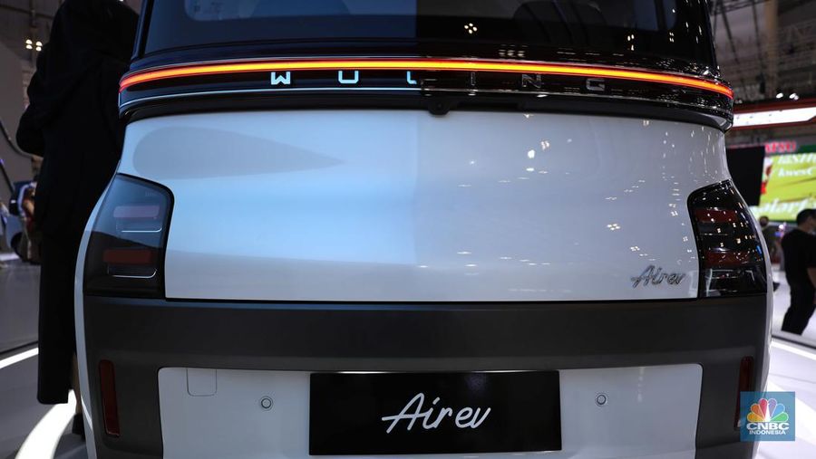 Wuling Air ev Motors di gelaran GAIKINDO Indonesia International Auto Show (GIIAS) 2022 di Tangerang, Banten, Kamis (11/8/2022). (CNBC Indonesia/ Tri Susilo)