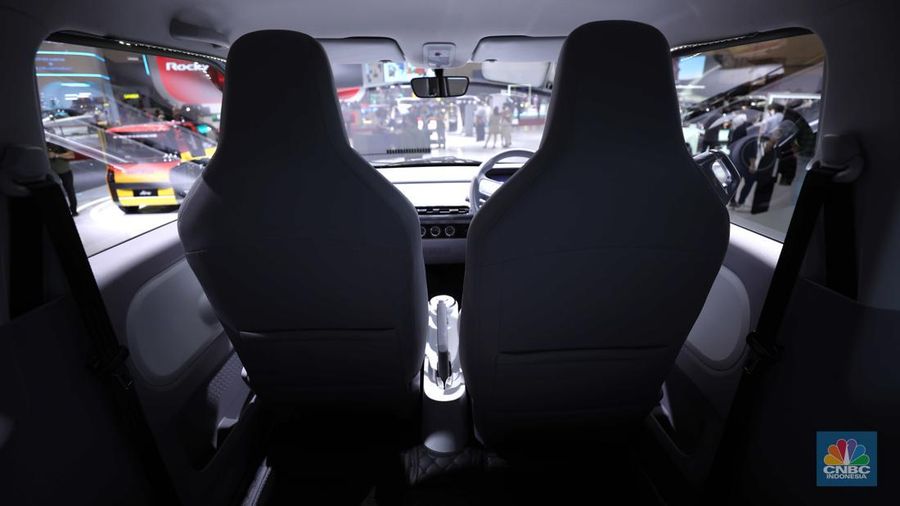 Wuling Air ev Motors di gelaran GAIKINDO Indonesia International Auto Show (GIIAS) 2022 di Tangerang, Banten, Kamis (11/8/2022). (CNBC Indonesia/ Tri Susilo)