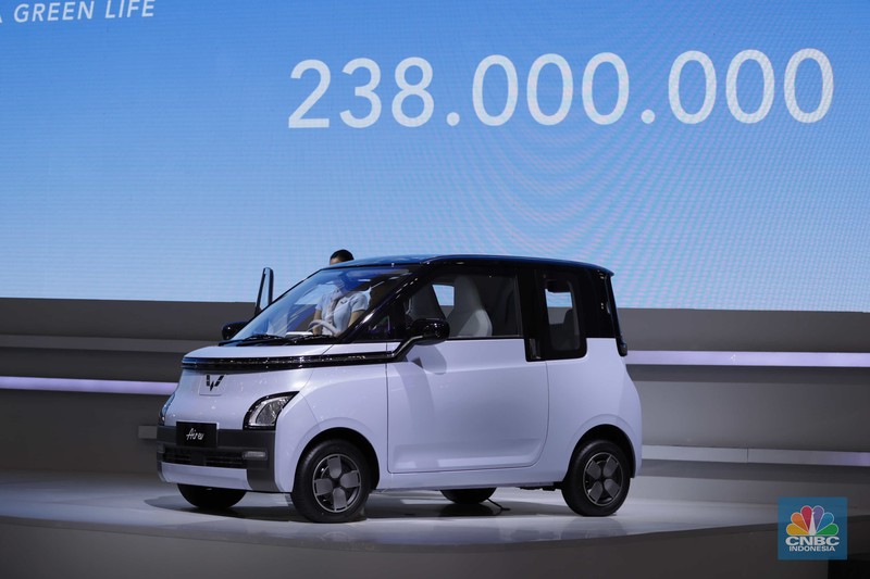 Wuling Air ev Motors di gelaran GAIKINDO Indonesia International Auto Show (GIIAS) 2022 di Tangerang, Banten, Kamis (11/8/2022). (CNBC Indonesia/ Tri Susilo)