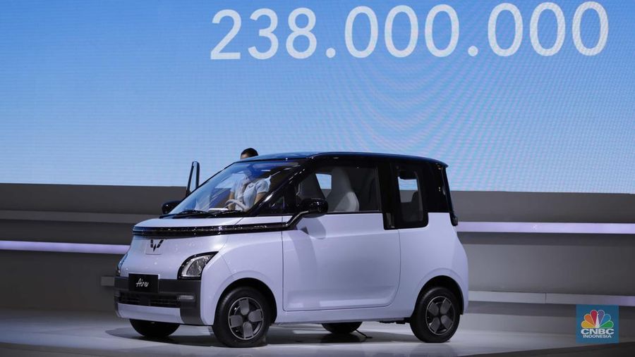 Wuling Air ev Motors di gelaran GAIKINDO Indonesia International Auto Show (GIIAS) 2022 di Tangerang, Banten, Kamis (11/8/2022). (CNBC Indonesia/ Tri Susilo)