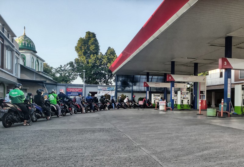 Antrean warga saat mengisi Bahan Bakar Minyak (BBM) di Tangerang Kota, Sabtu (13/8/2022). (CNBC Indonesia/Tri Susilo) Antrean warga saat mengisi Bahan Bakar Minyak (BBM) di Tangerang Kota, Sabtu (13/8/2022). (CNBC Indonesia/Tri Susilo)