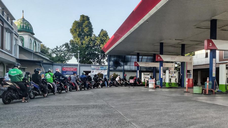 Antrean warga saat mengisi Bahan Bakar Minyak (BBM) di Bogor, Jawa Barat. (NurPhoto via Getty Images)