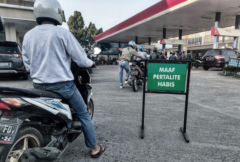 Antrean warga saat mengisi Bahan Bakar Minyak (BBM) di Tangerang Kota, Sabtu (13/8/2022). (CNBC Indonesia/Tri Susilo) Antrean warga saat mengisi Bahan Bakar Minyak (BBM) di Tangerang Kota, Sabtu (13/8/2022). (CNBC Indonesia/Tri Susilo)