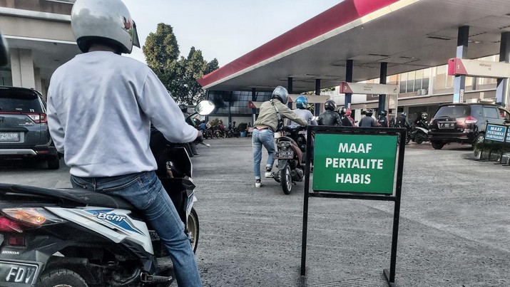 Antrean warga saat mengisi Bahan Bakar Minyak (BBM) di Bogor, Jawa Barat. (NurPhoto via Getty Images) Antrean warga saat mengisi Bahan Bakar Minyak (BBM) di Bogor, Jawa Barat. (NurPhoto via Getty Images)