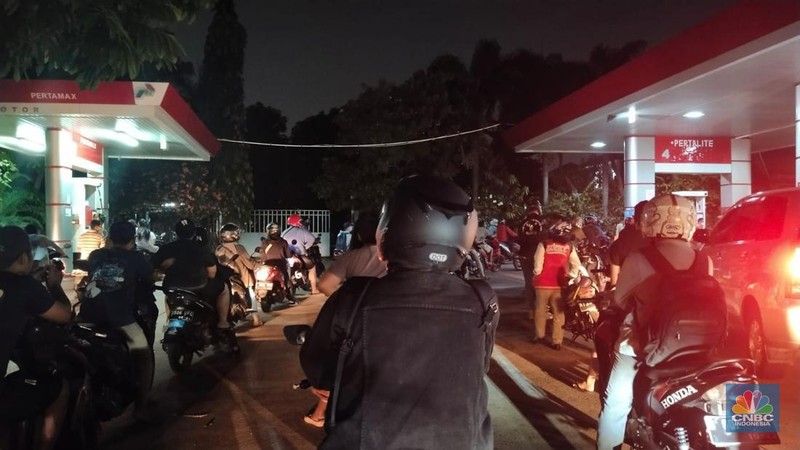 Antrean warga saat mengisi Bahan Bakar Minyak (BBM) di Tangerang Kota, Sabtu (13/8/2022). (CNBC Indonesia/Tri Susilo)