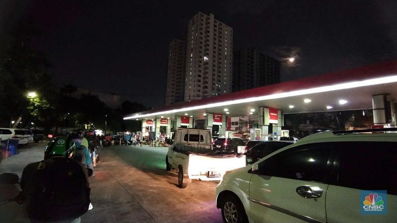 Antrean warga saat mengisi Bahan Bakar Minyak (BBM) di Tangerang Kota, Sabtu (13/8/2022). (CNBC Indonesia/Tri Susilo)