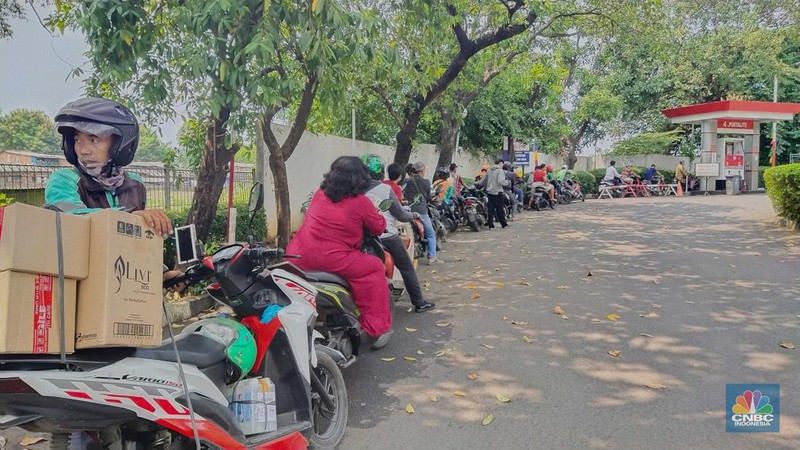 Antrean warga saat mengisi Bahan Bakar Minyak (BBM) di Tangerang Kota, Sabtu (13/8/2022). (CNBC Indonesia/Tri Susilo)
