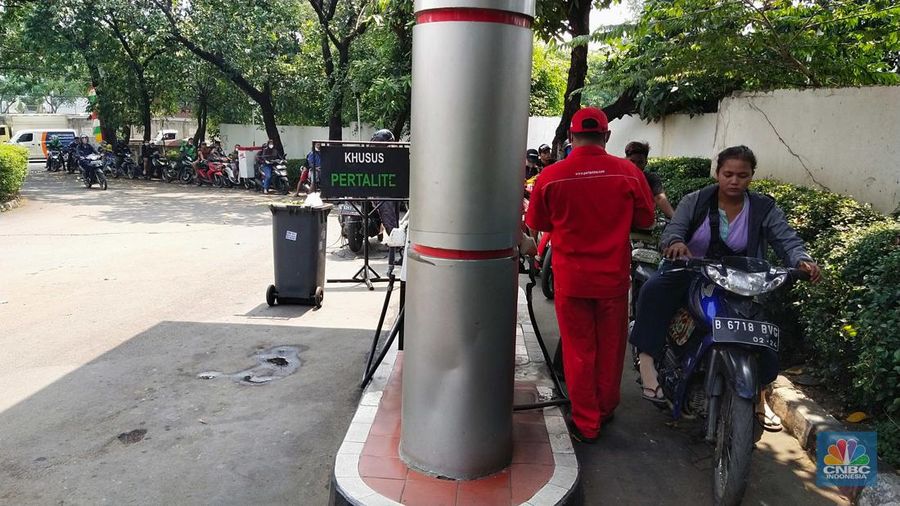 Antrean warga saat mengisi Bahan Bakar Minyak (BBM) di Tangerang Kota, Sabtu (13/8/2022). (CNBC Indonesia/Tri Susilo)