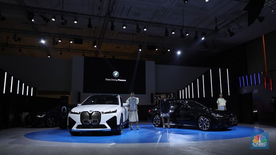 BMW iX di ajang Pameran Gaikindo Indonesia International Auto Show (GIIAS) 2022 di Tangerang, Banten, Kamis (11/8/2022).