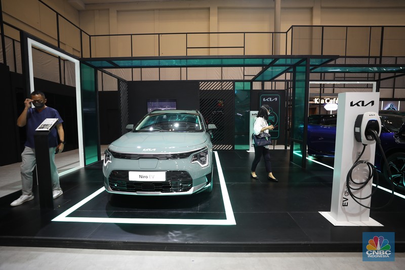 Hyundai Kona sebagai Kendaraan Resmi Kegiatan Presidensi G20 di Indonesia Tahun 2022. Menteri Koordinator Bidang Perekonomian Airlangga Hartarto dan Menteri Perindustrian Agus Gumiwang di acara seremonial penyerahan mobil listrik sebagai kendaraan resmi untuk mendukung kegiatan presidensi di Indonesia telah ditetapkan sebagai Presidensi G20 Tahun 2022, di Kemenko Perekonomian, Jakarta, Rabu, 24/11. Pemerintah bakal menggunakan kendaraan listrik sebagai alat transportasi resmi dalam perhelatan Konferensi Tingkat Tinggi (KTT) G20 di Bali pada 2022. Konferensi Tingkat Tinggi (KTT) G20 ke-15. Setiap tahunnya para negara anggota G20 bergilir untuk menjadi tuan rumah rangkaian kegiatan pertemuan organisasi tersebut. Setelah serah terima dari Italia, Indonesia akan memegang Presidensi G20 Tahun 2022 selama satu tahun. CNBC Indonesia/ Muhammad Sabki)