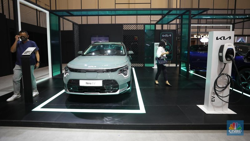 Menteri Koordinator Bidang Perekonomian Airlangga Hartarto dan Menteri Perindustrian Agus Gumiwang di acara seremonial penyerahan mobil listrik sebagai kendaraan resmi untuk mendukung kegiatan presidensi  di Indonesia telah ditetapkan sebagai Presidensi G20 Tahun 2022, di Kemenko Perekonomian, Jakarta, Rabu, 24/11. Pemerintah bakal menggunakan kendaraan listrik sebagai alat transportasi resmi dalam perhelatan Konferensi Tingkat Tinggi (KTT) G20 di Bali pada 2022. Konferensi Tingkat Tinggi (KTT) G20 ke-15. Setiap tahunnya para negara anggota G20 bergilir untuk menjadi tuan rumah rangkaian kegiatan pertemuan organisasi tersebut. Setelah serah terima dari Italia, Indonesia akan memegang Presidensi G20 Tahun 2022 selama satu tahun.  CNBC Indonesia/ Muhammad Sabki)