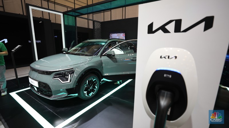 Hyundai Kona sebagai Kendaraan Resmi Kegiatan Presidensi G20 di Indonesia Tahun 2022. Menteri Koordinator Bidang Perekonomian Airlangga Hartarto dan Menteri Perindustrian Agus Gumiwang di acara seremonial penyerahan mobil listrik sebagai kendaraan resmi untuk mendukung kegiatan presidensi di Indonesia telah ditetapkan sebagai Presidensi G20 Tahun 2022, di Kemenko Perekonomian, Jakarta, Rabu, 24/11. Pemerintah bakal menggunakan kendaraan listrik sebagai alat transportasi resmi dalam perhelatan Konferensi Tingkat Tinggi (KTT) G20 di Bali pada 2022. Konferensi Tingkat Tinggi (KTT) G20 ke-15. Setiap tahunnya para negara anggota G20 bergilir untuk menjadi tuan rumah rangkaian kegiatan pertemuan organisasi tersebut. Setelah serah terima dari Italia, Indonesia akan memegang Presidensi G20 Tahun 2022 selama satu tahun. CNBC Indonesia/ Muhammad Sabki)