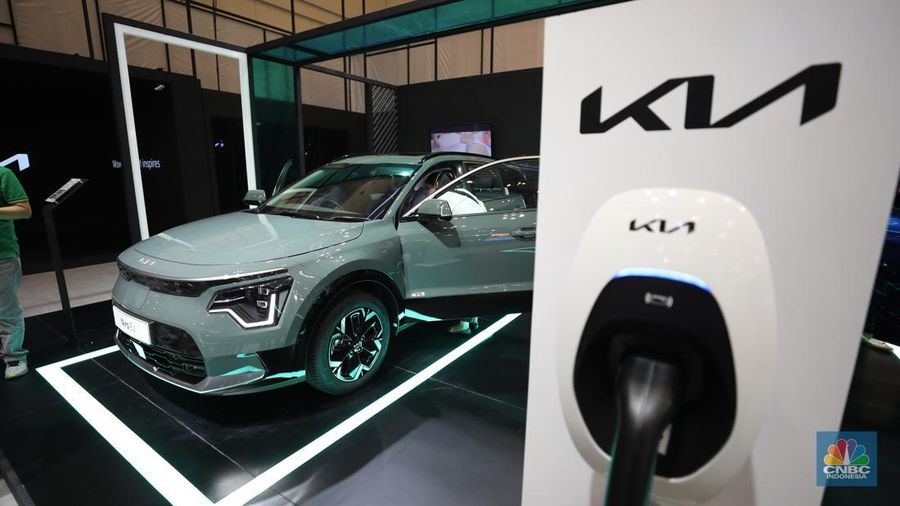 KIA Niro EV dalam gelaran Gaikindo Indonesia International Auto Show atau GIIAS 2022. (CNBC Indonesia/Tri Susilo)