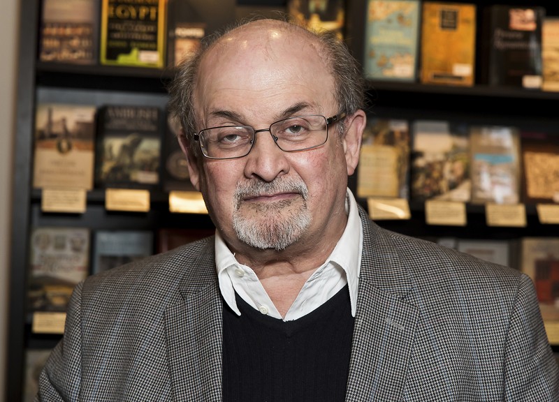 Penulis Salman Rushdie muncul pada penandatanganan bukunya Penulis Salman Rushdie muncul pada penandatanganan bukunya
