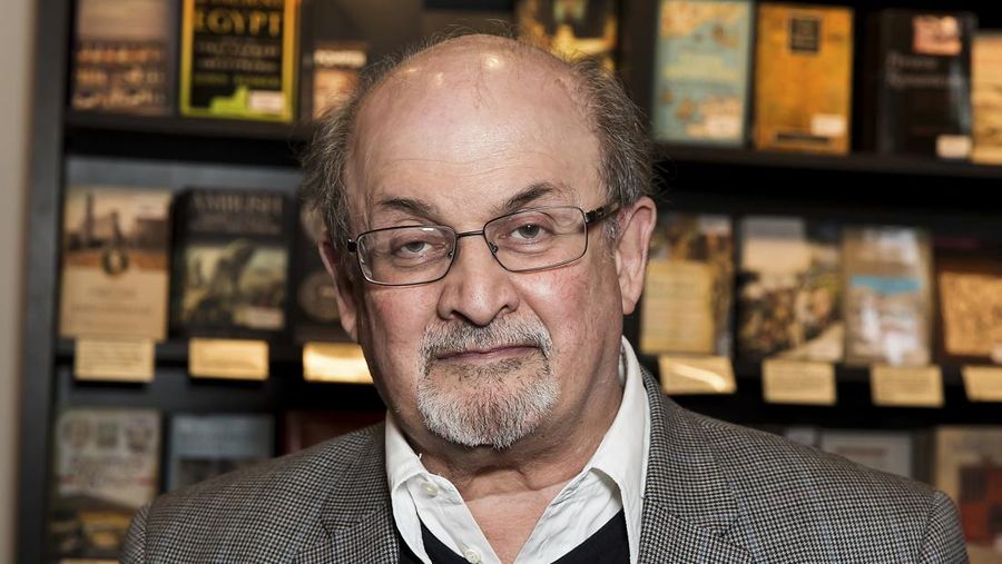 Penulis Salman Rushdie muncul pada penandatanganan bukunya