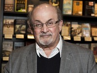 Detik-Detik Penulis Buku Salman Rushdie Ditusuk di New York