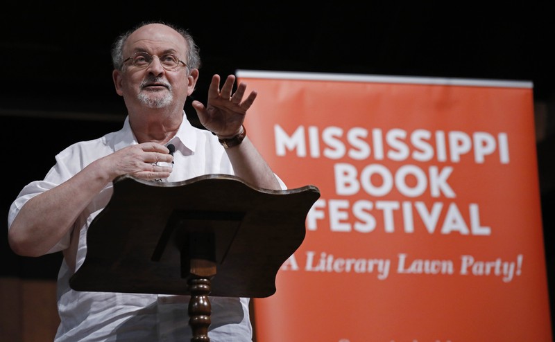 Penulis Salman Rushdie muncul pada penandatanganan bukunya 
